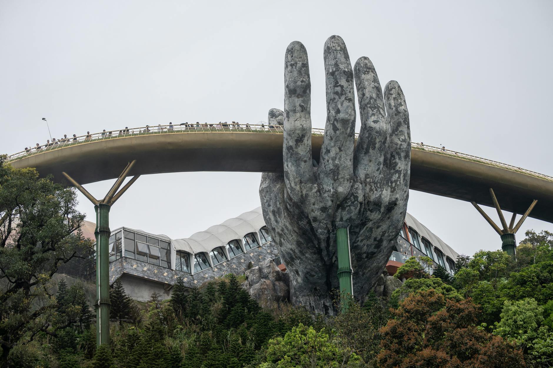 Widok na uzdrowiskową architekturę Jedliny-Zdroju z elementami zieleni i górskim tłem.