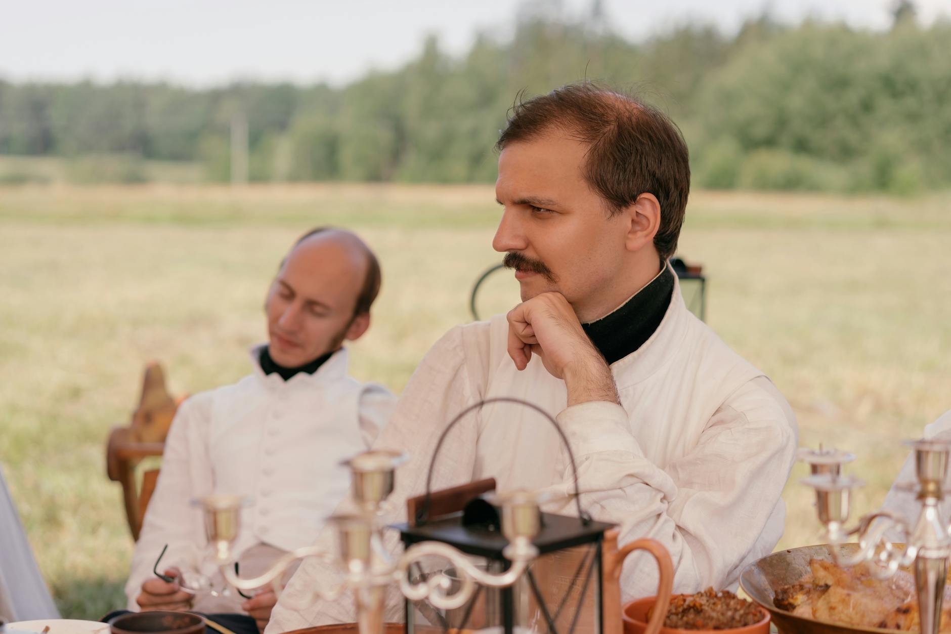 Malowniczy widok na architekturę uzdrowiskową Jedliny-Zdroju otoczoną zielenią gór