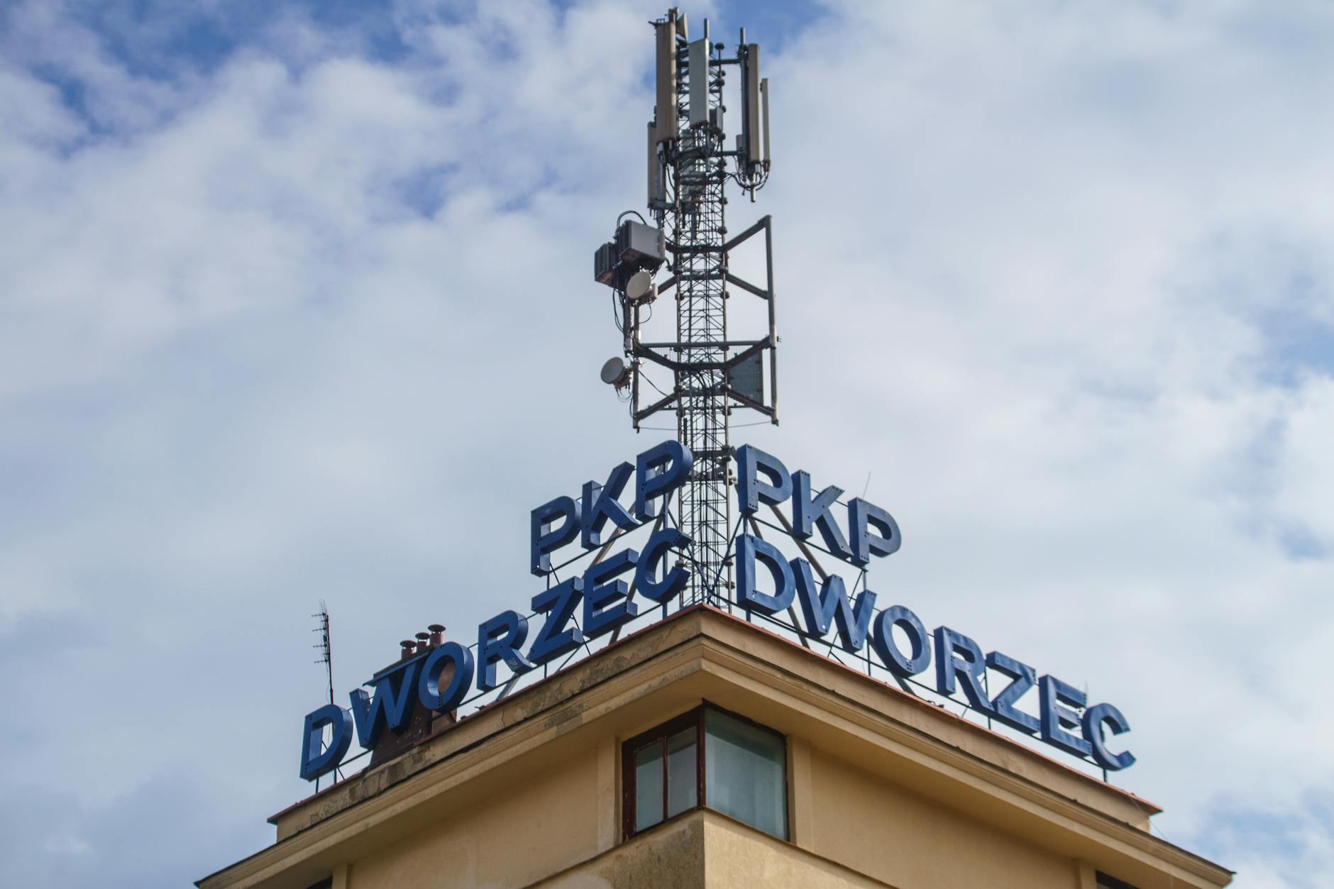 Ilustracja przedstawiająca symboliczne oszczędzanie na rachunkach za energię w mieście Jedlina-Zdrój.